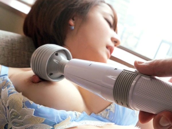 【美乳お姉さんとエロ体験】 敏感ボディのセクシーお姉さんが電マでイキまくり！ 立ちバックで揺れるおっぱいに大興奮！