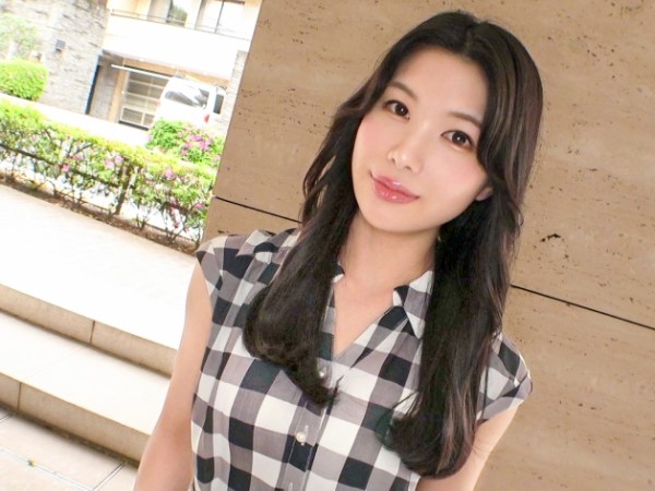 【スレンダー美人の快感】 ツルツル美マンに巨根が突き刺さる！立ちバックで激しく突かれ、美ボディが乱れる♡