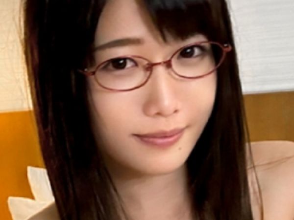 【メガネの裏に隠されたエロ】 大人しい見た目とは裏腹に、巨根ピストンで乱れる！ 控えめな女子の淫らな本性、暴かれる♡