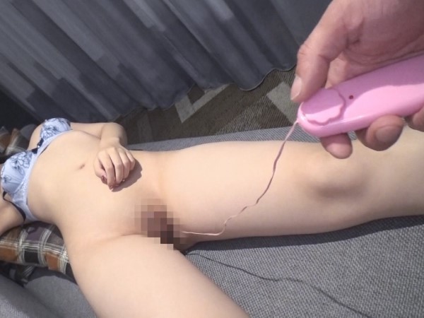 【初撮りギャルの敏感ボディ】 美巨乳セクシーギャルのパイパンマ●コを激しく責める！ 溢れる愛液とエロさに溺れる！