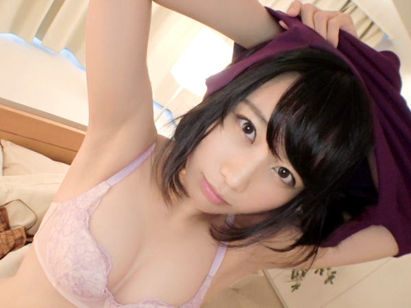 **タイトル:** ナンパで発覚！美しき変態美女の淫乱な本性**概要:**この刺激的な映像は、街角で繰り広げられる大胆なナンパから始まる。ターゲットは、美しさと気品を漂わせる女性。しかし、ナンパ師の巧みな話術と誘惑に、彼女は次第に心を開いていく。ホテルへと誘われ、彼女の秘められた欲望が解き放たれる。普段は上品な彼女だが、実は硬い刺激を好む変態的な一面を持っていたのだ。恥じらいながらも、その美しい唇から漏れる淫らな言葉は、彼女の隠された性癖を露わにする。衣服を脱ぎ捨てた彼女の身体は、官能的な曲線美を誇り、すでに快感への期待に高鳴っている。ベッドの上で繰り広げられる愛撫は、彼女の身体を瞬く間に熱くさせる。クリトリスへの刺激に、彼女は官能的なうめき声を上げ、そのしなやかな身体を妖艶にくねらせる。そして、待ち望んだ挿入の瞬間。硬くそそり立つ男性器が彼女の奥深くへと侵入し、その感触に彼女は恍惚の表情を浮かべる。激しく打ち込まれる度に、彼���の吐息は熱を帯び、快楽の波に飲み込まれていく。この作品は、ナンパという日常では味わえないシチュエーションが、女性の秘めたるエロティックな魅力を引き出す。素人女性の隠された欲望と、その美しいスタイルが織りなす官能の世界は、見る者を虜にし、興奮の坩堝へと誘うだろう。