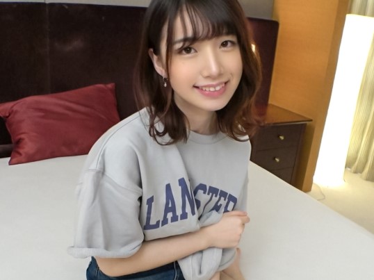 【色白美少女の着衣プレイ】 服の上からでもわかるエロいボディライン！ 恥じらいながらも感じちゃう初々しいセックス♡