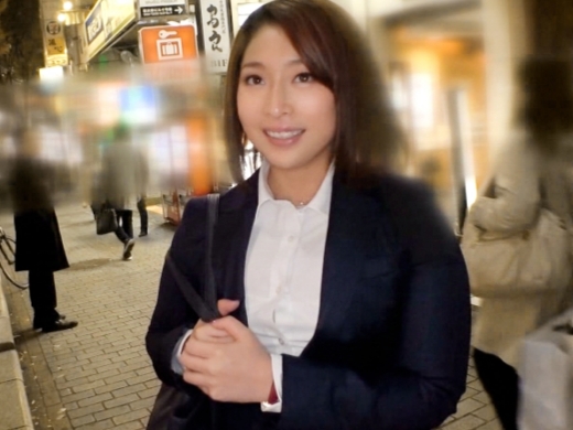 【スーツ姿の巨乳OL】 セクシーなお姉さんとオフィスで濃厚セックス！ 着衣のまま挿入し、美乳を揺らして感じちゃう♡