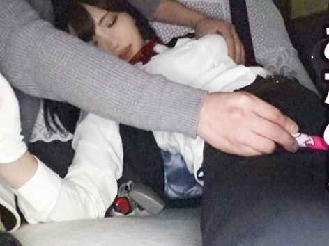 【巨乳タクシー運転手と密室プレイ】 制服姿の美人が車内で大胆サービス！ 乳首責めで発情しちゃうエロい身体を堪能！