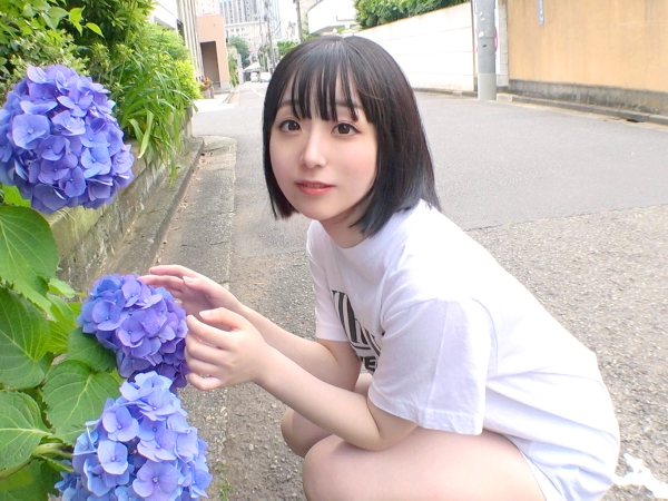 【初撮り♡童顔ロリ娘】 ネットで釣れた美少女とハメ撮りセックス! 男優のテクでパイパンマ○コをイカせまくり!