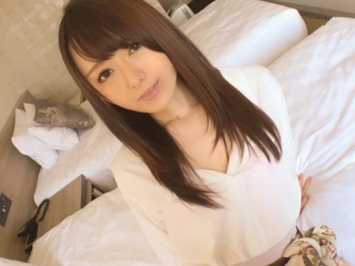 【色白巨乳お姉さん】欲求不満の色白巨乳お姉さんがベッドで見つめ合う！男に卑猥な質問をされてご奉仕が好きだと告白！