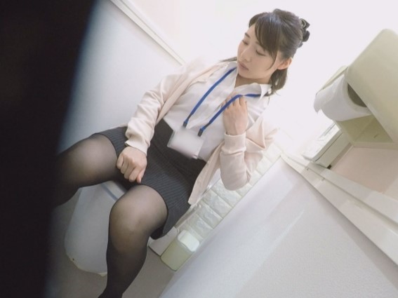 【OLオナニー美女】都心のオフィスビルで仕事中のOLが放尿ついでに息抜きオナニー！クリトリスを激しく擦りイク♡