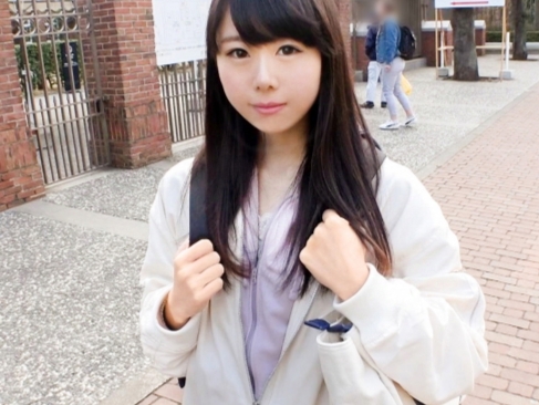 【着衣セックスで燃え上がる】『気持ちいい…もっと奥まで…』ナンパしたキュートな女の子がバックで激しく突かれ、着衣のままおマンコに肉棒を挿入され感じまくる！悶える姿がエロすぎる♡