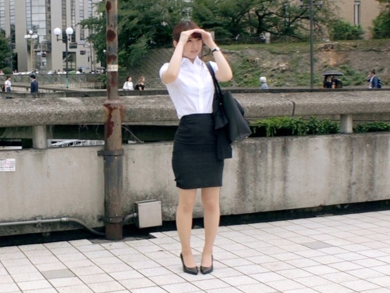 【電マ責めで濡れる美乳女子】敏感なカラダを電マで刺激！マンコが湿りだしたところでバイブ挿入！感じまくる姿がエロすぎる！！