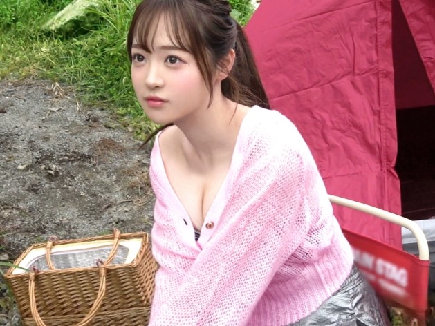 【ソロキャン女子の野外セックス】押しに弱い女子をキャンプ場で口説き落とす！テントの中でバレないよう必死に声を我慢しながら、顔を真っ赤にして感じまくる野外イキ！♡