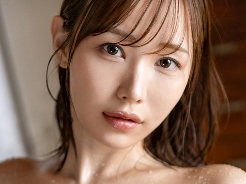 【汗だくセックス】『気持ちいい…もっと…』パイパン美女が正常位で高速ピストンに悶絶！生ハメで激しく突かれ、最後はザー汁をぶっかけられて…♡汗と愛液で光るボディがエロすぎる！