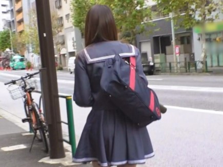 【制服美少女をオモチャで責めまくり】『ダメぇ…感じちゃう…』キュートな制服姿の巨乳女子が敏感ボディを曝け出す！オモチャで責められ、おっぱいを揺らしながら感じまくる姿がエロすぎる！♡