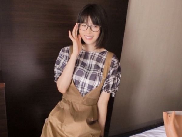 【素人ナンパ×眼鏡女子】メガネフェチ必見♡学校の先生をナンパで即ハメ→子供の前では見せられない下品な姿をご覧ください