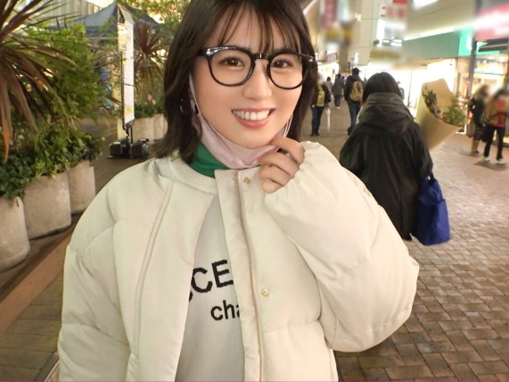 【純粋保育士の危険な誘惑】『褒められると弱いんです…』ナンパされた純朴美少女が、褒め言葉にメロメロ！恥じらいながらもエッチな要求に応え、股を開いて感じまくる！！♡