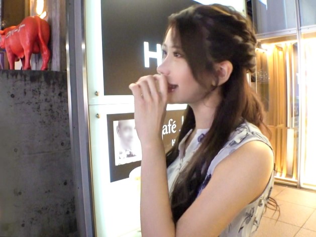 【清楚系ビッチの素顔】ナンパした綺麗系女子が乳首ビンビンでエロモード全開！手マンで大洪水♥「気持ち良すぎ…♥」とチンポに夢中になる姿がヤバい！清楚な見た目とのギャップに興奮必至！