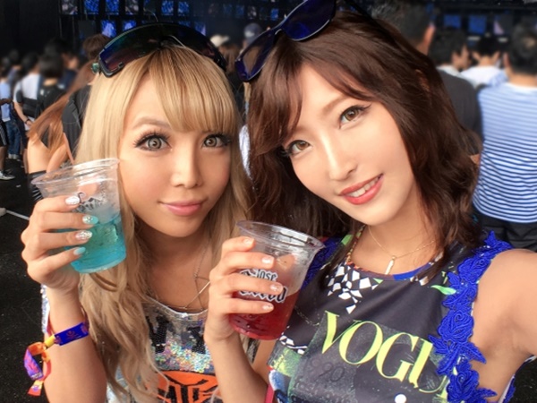 【素人ナンパ】フェスに参加中のギャルは股がゆるゆる♡勃起チンポをフェラさせてメス穴騎乗位で擦らせる交尾♡