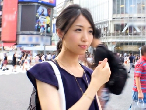 【美ボディお姉さんと濃厚セックス】スレンダー美女が男と密着！正常位でオマ○コにガッツリ挿入、激ピストンで感じまくるエロいお姉さん♡