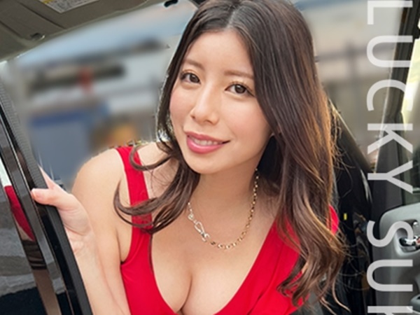 【駐車場で大胆放尿】我慢できずに車内でお漏らししちゃうエロいお姉さん！敏感なマンコを刺激され、ガニ股で感じまくり！淫乱モード全開で、大量の愛液を撒き散らす！♡
